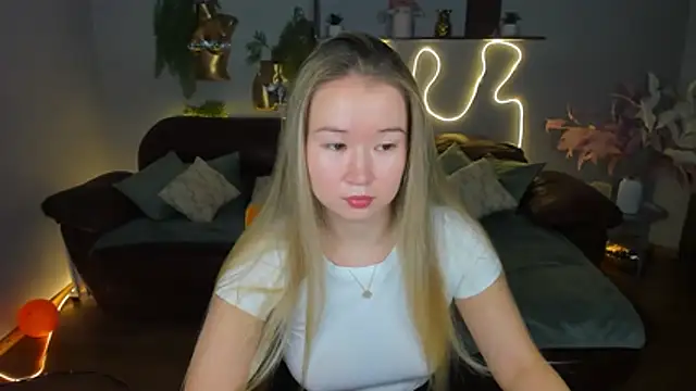 Snapshot of PollyOcean chatting on November 2025 10:52:02 AM PollyOcean online show from November 2025 10:52:02 AM