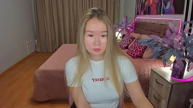 Snapshot of PollyOcean chatting on November 2025 09:47:02 AM PollyOcean online show from November 2025 09:47:02 AM