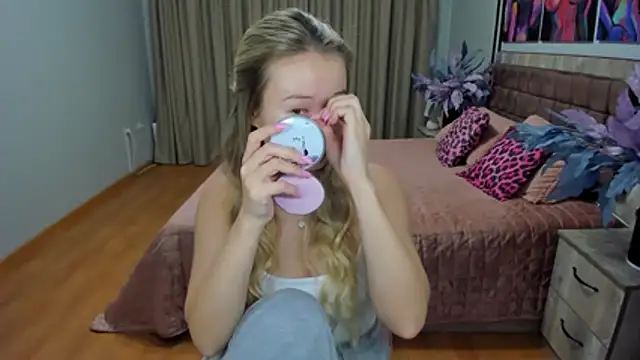 Snapshot of PollyOcean chatting on November 2025 09:47:01 AM PollyOcean online show from November 2025 09:47:01 AM