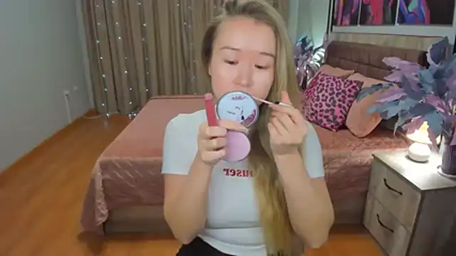 Snapshot of PollyOcean chatting on December 2025 11:05:02 AM PollyOcean online show from December 2025 11:05:02 AM