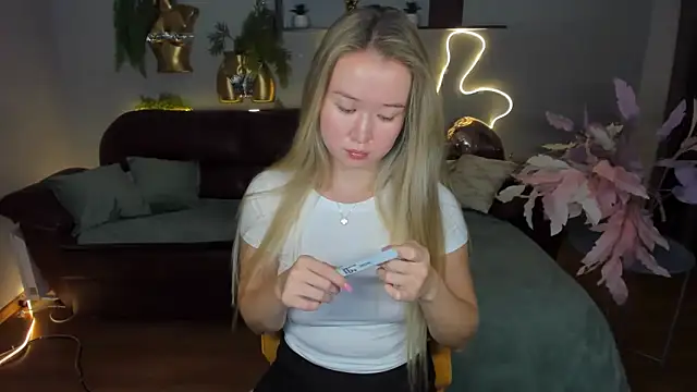 Snapshot of PollyOcean chatting on October 2025 10:47:01 AM PollyOcean online show from October 2025 10:47:01 AM