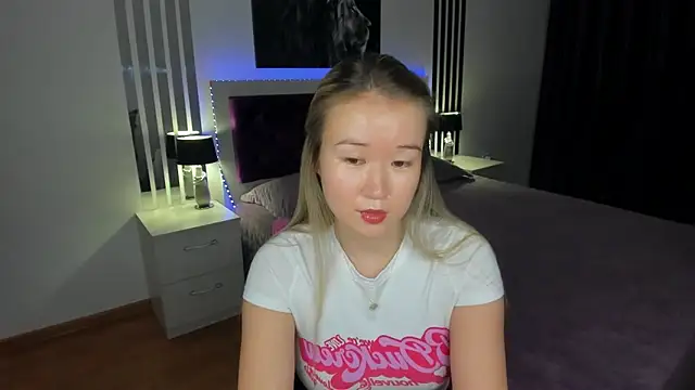 Snapshot of PollyOcean chatting on November 2025 01:01:02 PM PollyOcean online show from November 2025 01:01:02 PM