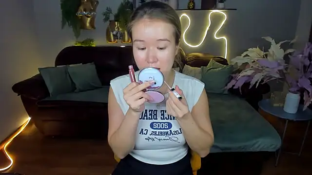 Snapshot of PollyOcean chatting on December 2025 09:52:01 AM PollyOcean online show from December 2025 09:52:01 AM