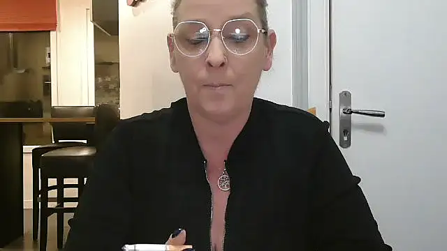 lilie69 online show from November 2025 05:57:01 PM