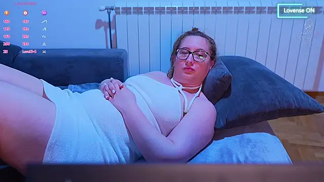 Snapshot of pawg_queen chatting on June 2026 12:01:02 AM pawg queen online show from June 2026 12:01:02 AM