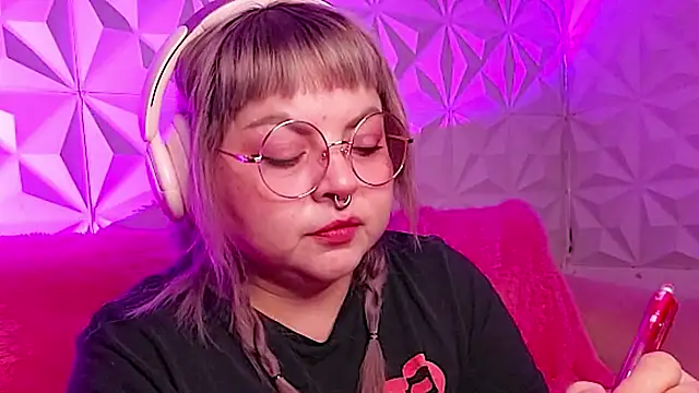 Snapshot of Satyn_doll chatting on November 2025 10:35:02 PM Satyn doll online show from November 2025 10:35:02 PM