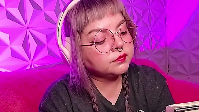 Snapshot of Satyn_doll chatting on November 2025 10:15:01 PM Satyn doll online show from November 2025 10:15:01 PM