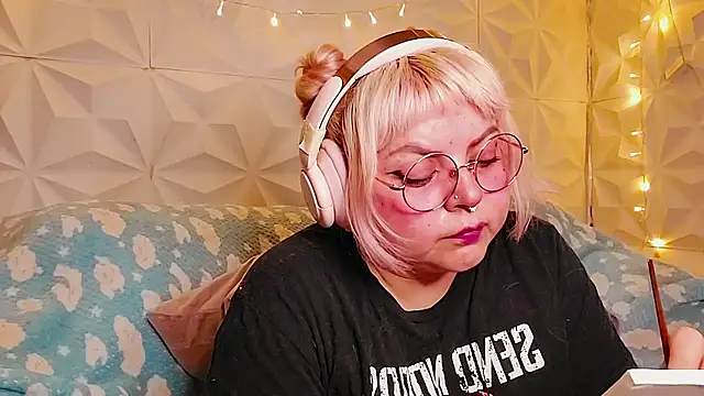 Snapshot of Satyn_doll chatting on June 2026 10:11:02 PM Satyn doll online show from June 2026 10:11:02 PM