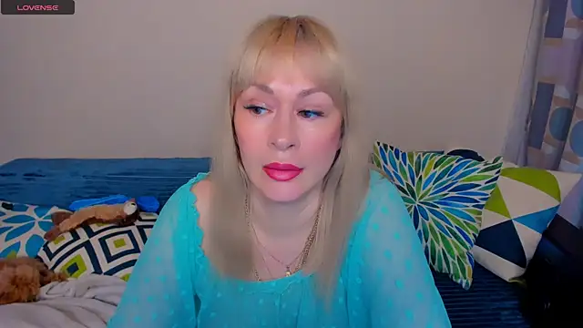Snapshot of EllenMoore chatting on June 2026 03:07:01 AM EllenMoore online show from June 2026 03:07:01 AM