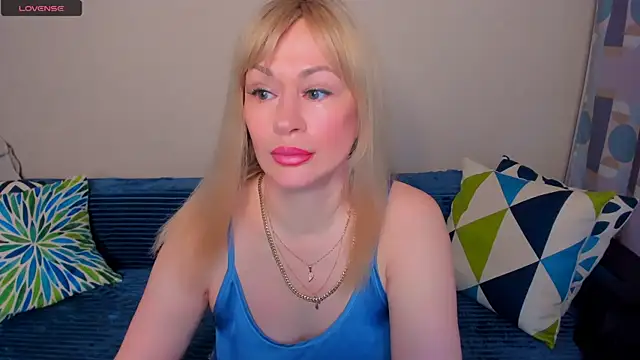 Snapshot of EllenMoore chatting on May 2026 03:06:02 AM EllenMoore online show from May 2026 03:06:02 AM