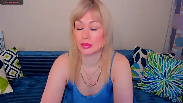 Snapshot of EllenMoore chatting on May 2026 03:10:01 AM EllenMoore online show from May 2026 03:10:01 AM