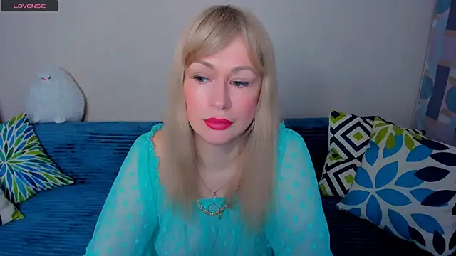 Snapshot of EllenMoore chatting on April 2026 03:13:02 AM EllenMoore online show from April 2026 03:13:02 AM