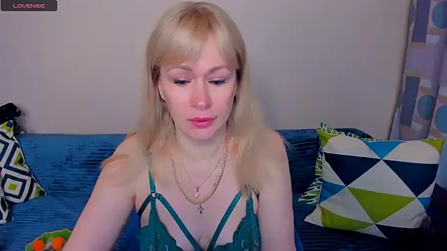 Snapshot of EllenMoore chatting on June 2026 03:52:02 AM EllenMoore online show from June 2026 03:52:02 AM