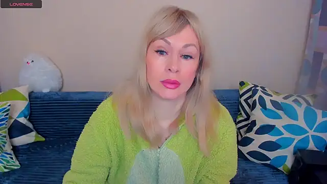 Snapshot of EllenMoore chatting on May 2026 03:11:02 AM EllenMoore online show from May 2026 03:11:02 AM