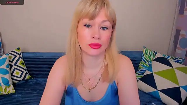 Snapshot of EllenMoore chatting on May 2026 03:10:01 AM EllenMoore online show from May 2026 03:10:01 AM