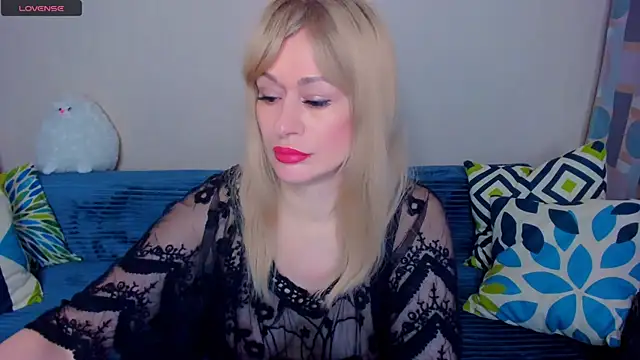 Snapshot of EllenMoore chatting on April 2026 03:08:01 AM EllenMoore online show from April 2026 03:08:01 AM