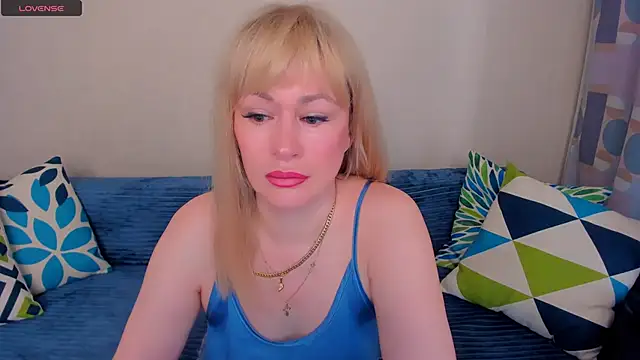 Snapshot of EllenMoore chatting on June 2026 03:22:01 AM EllenMoore online show from June 2026 03:22:01 AM