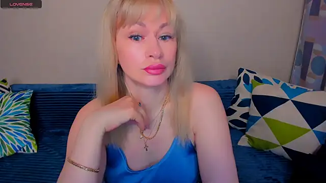 Snapshot of EllenMoore chatting on May 2026 03:05:01 AM EllenMoore online show from May 2026 03:05:01 AM