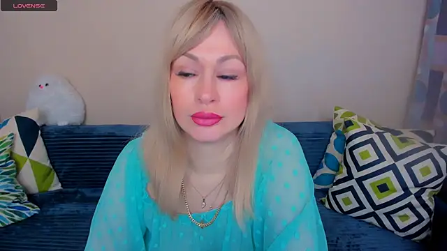 Snapshot of EllenMoore chatting on May 2026 03:12:02 AM EllenMoore online show from May 2026 03:12:02 AM