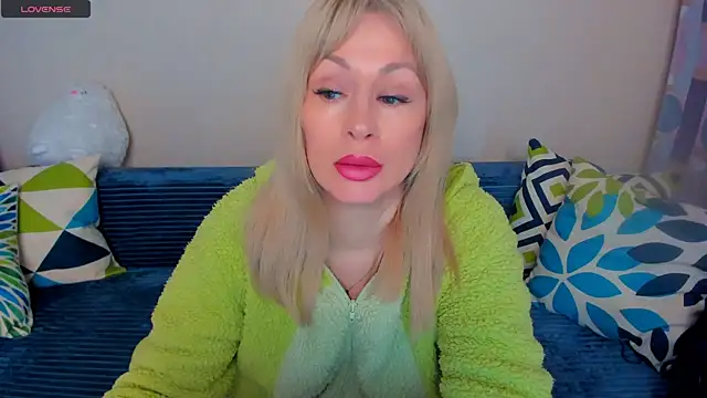 Snapshot of EllenMoore chatting on April 2026 03:11:02 AM EllenMoore online show from April 2026 03:11:02 AM