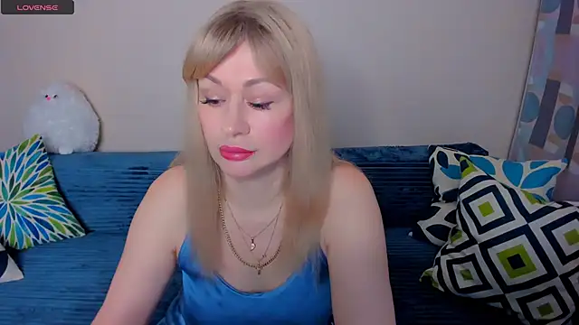 Snapshot of EllenMoore chatting on April 2026 03:07:02 AM EllenMoore online show from April 2026 03:07:02 AM