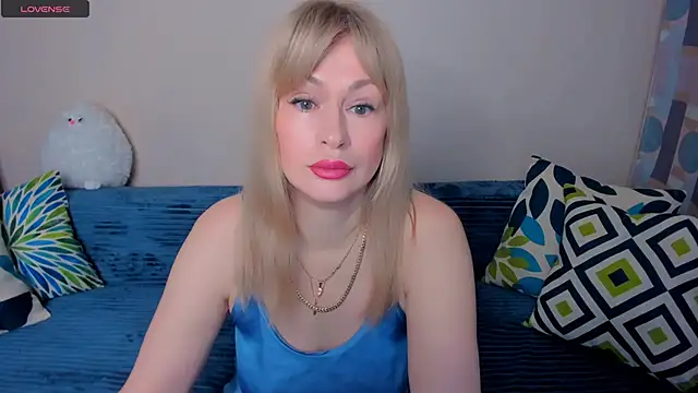 Snapshot of EllenMoore chatting on April 2026 03:13:02 AM EllenMoore online show from April 2026 03:13:02 AM