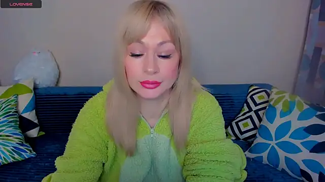 Snapshot of EllenMoore chatting on April 2026 03:11:01 AM EllenMoore online show from April 2026 03:11:01 AM