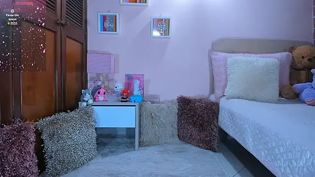 Snapshot of AbrilRussell chatting on December 2024 03:59:02 AM AbrilRussell online show from December 2024 03:59:02 AM