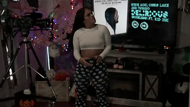 Snapshot of Nikki_Torres chatting on September 2025 12:29:02 AM Nikki Torres online show from September 2025 12:29:02 AM