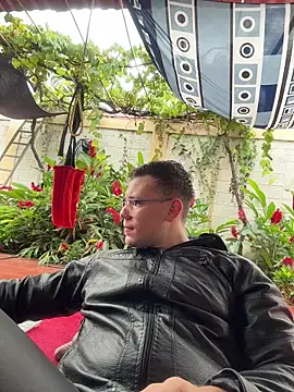 Snapshot of simon_and_david chatting on October 2025 06:05:01 PM simon and david online show from October 2025 06:05:01 PM