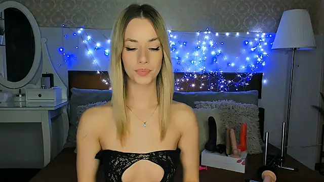 Snapshot of MiaBeeXX chatting on December 2025 03:00:02 PM MiaBeeXX online show from December 2025 03:00:02 PM