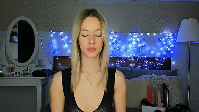 Snapshot of MiaBeeXX chatting on October 2025 11:31:01 AM MiaBeeXX online show from October 2025 11:31:01 AM