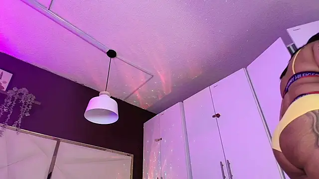 Inndrahot online show from November 2025 03:32:02 AM