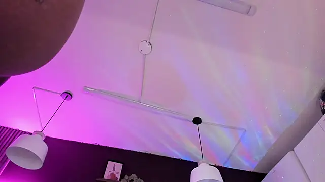 Inndrahot online show from December 2025 04:00:01 AM