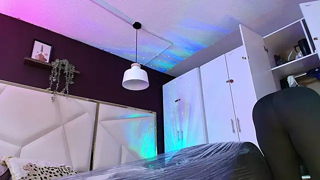 Inndrahot online show from November 2025 04:17:01 AM