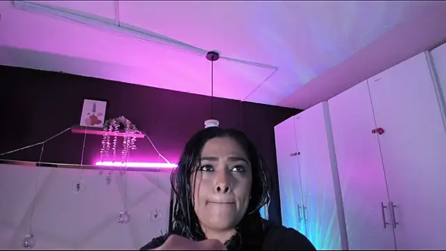 Inndrahot online show from December 2025 03:44:02 AM