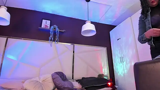 Snapshot of Inndrahot chatting on January 2026 03:43:02 AM Inndrahot online show from January 2026 03:43:02 AM