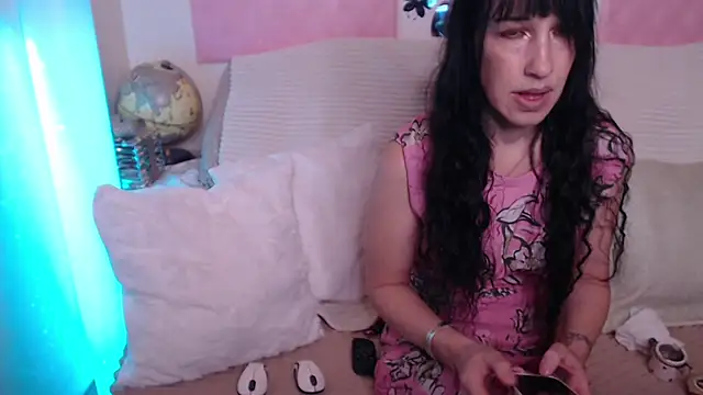 Snapshot of -carla- chatting on October 2025 04:35:01 AM -carla- online show from October 2025 04:35:01 AM