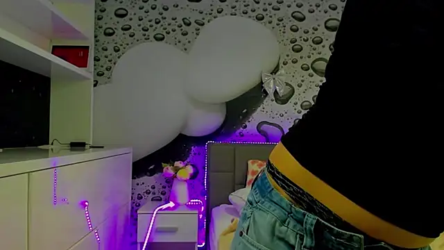 AlmaFancy online show from April 2026 05:25:02 AM