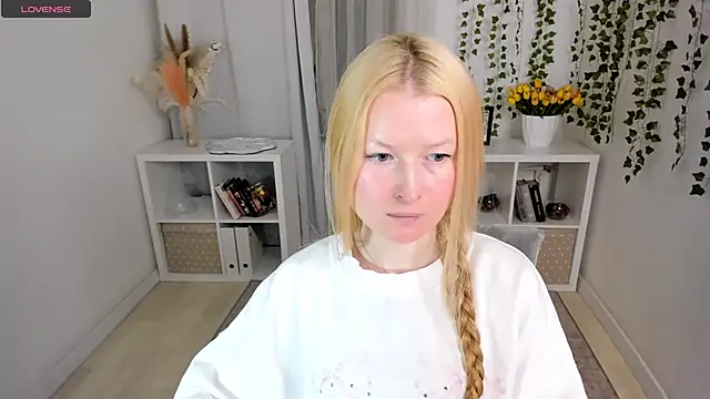 Laly Peach online show from April 2026 11:38:02 AM