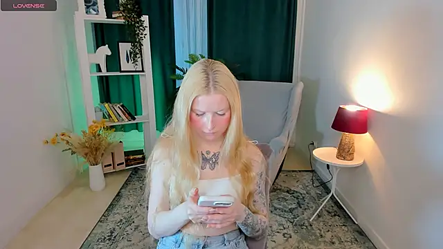 Snapshot of Laly_Peach chatting on April 2026 11:28:01 AM Laly Peach online show from April 2026 11:28:01 AM