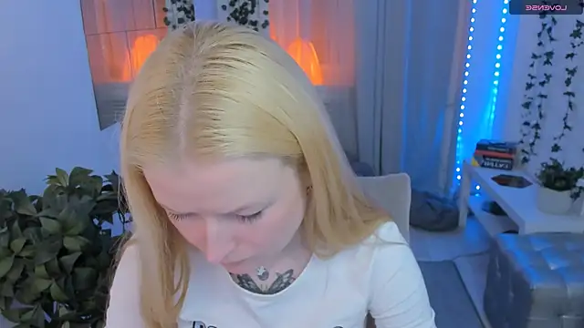 Snapshot of Laly_Peach chatting on June 2026 12:06:02 PM Laly Peach online show from June 2026 12:06:02 PM