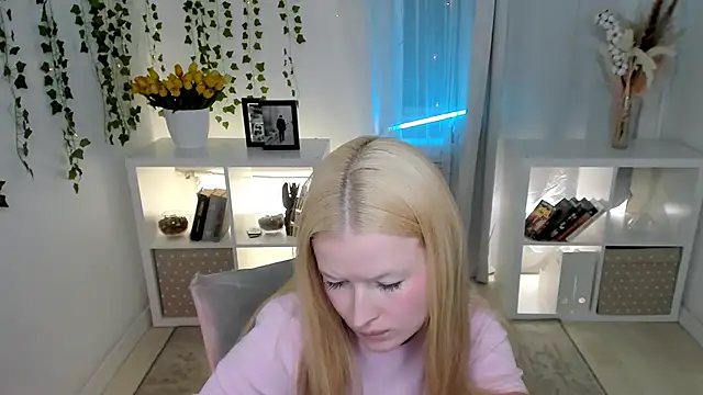 Laly Peach online show from April 2026 12:11:01 PM