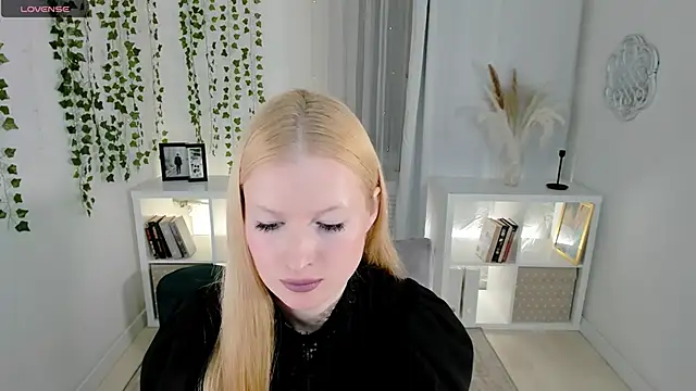 Snapshot of Laly_Peach chatting on November 2025 12:31:01 PM Laly Peach online show from November 2025 12:31:01 PM