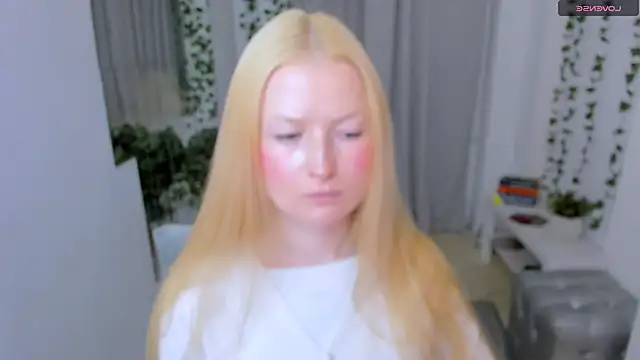 Snapshot of Laly_Peach chatting on May 2026 11:06:01 AM Laly Peach online show from May 2026 11:06:01 AM