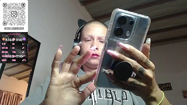 Snapshot of moon_cat85 chatting on March 2025 01:37:02 AM moon cat85 online show from March 2025 01:37:02 AM