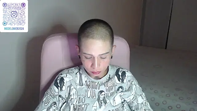 Snapshot of moon_cat85 chatting on February 2025 02:49:01 AM moon cat85 online show from February 2025 02:49:01 AM