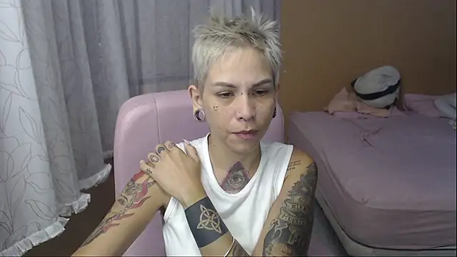 Snapshot of moon_cat85 chatting on May 2026 12:11:01 PM moon cat85 online show from May 2026 12:11:01 PM