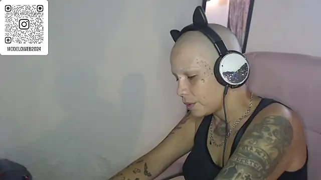 Snapshot of moon_cat85 chatting on March 2025 10:24:01 PM moon cat85 online show from March 2025 10:24:01 PM