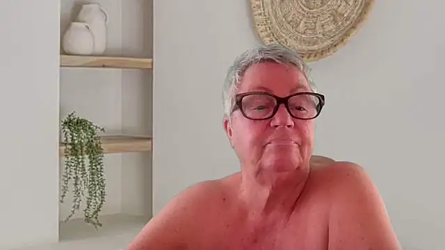 GrannyChrissy68 online show from June 2026 01:44:02 PM